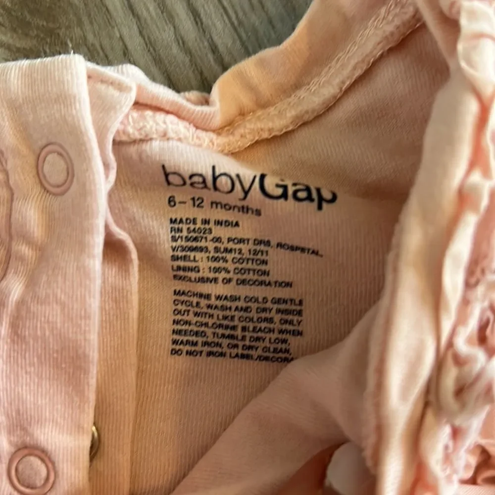 ((2 PIECE)) BABY GAP BABY GIRL 6-12 MONTH SUMMER OUTFITS PINK AND CHAMBRAY